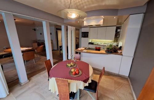 Gullegem Bed & Breakfast | Elegant BeautyD GREY ROOM in Central Gullegem Awaits