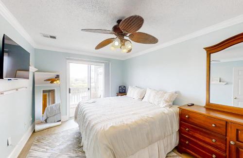Carolina Yacht Landing Apartment | BeauView: Family-Friendly Retreat with Pool & Hot Tub