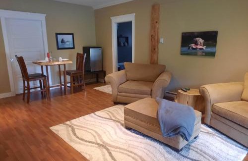 Port Alberni Bed & Breakfast | Cozy Stay at Beaver Hut Bed And Breakfast with Daily Breakfast
