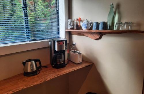 Port Alberni Bed & Breakfast | Cozy Stay at Beaver Hut Bed And Breakfast with Daily Breakfast