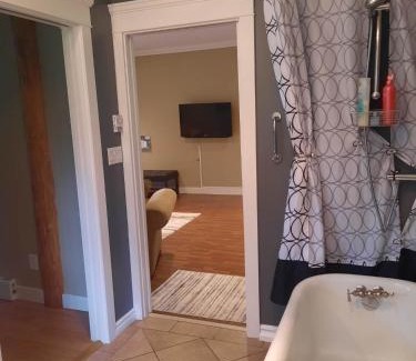 Port Alberni Bed & Breakfast | Cozy Stay at Beaver Hut Bed And Breakfast with Daily Breakfast