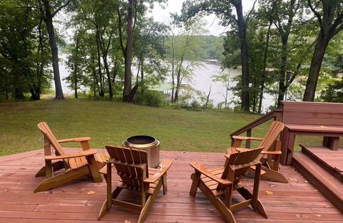 Springdale Cabin | Beaver Lake Paradise: Family-Friendly Retreat with Pool