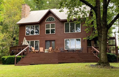 Springdale Cabin | Beaver Lake Paradise: Family-Friendly Retreat with Pool