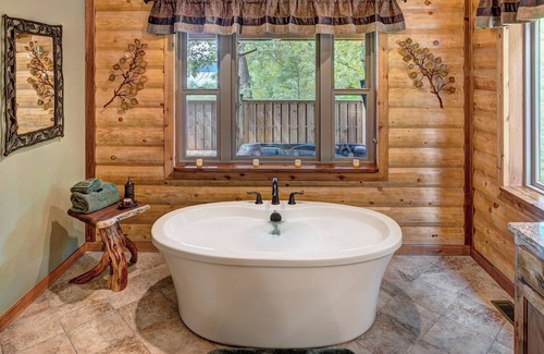 Sylvan Shores Cabin | Idyllic Waterfront Homestead with Hot Tub on Beaver Lake
