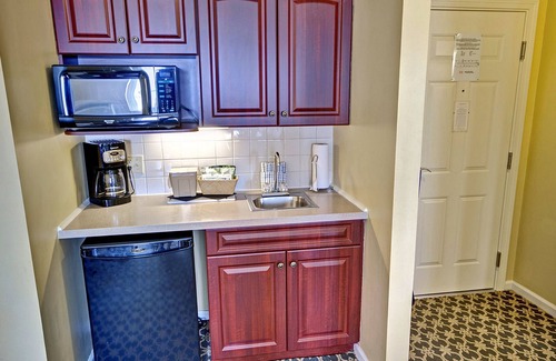 Jamestown Condo | Explore Beavertail Lighthouse & Festivals Near Fort Getty Park