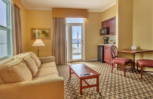 Jamestown Condo | Explore Beavertail Lighthouse & Festivals Near Fort Getty Park