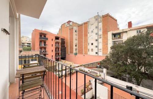 Hostafrancs Apartment | Modern 2 Bedroom Apartment Near Plaza España with Spa