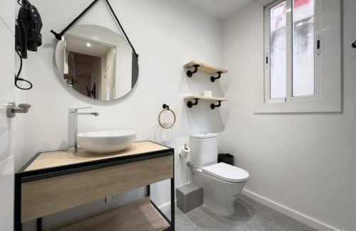 Hostafrancs Apartment | Modern 2 Bedroom Apartment Near Plaza España with Spa