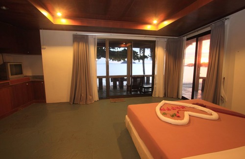 Haad Pleayleam Resort | Cozy Beck's Resort: Poolside Escape with Ocean Views