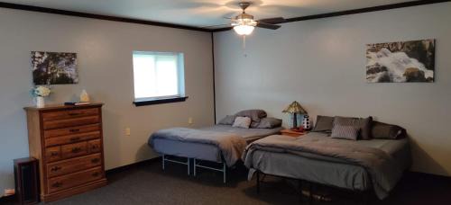Auburn Apartment | Becker's Private Studio: Pet-Friendly Oasis with Hot Tub