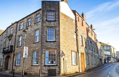 Yeovil House | Becket Apartment: Family & Pet Friendly Retreat Awaits
