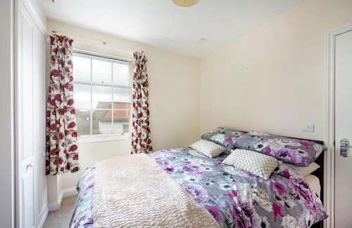 Yeovil House | Becket Apartment: Family & Pet Friendly Retreat Awaits