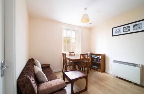 Yeovil Apartment | Cozy Becket Apartment: Ideal One Bedroom in Yeovil