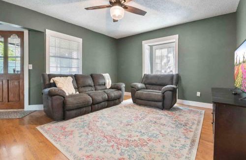 Siloam Springs House | Beckham House: Family and Pet Friendly Getaway