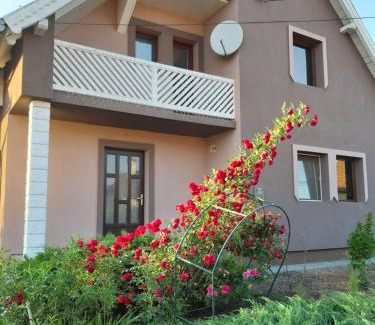 Lazarea House | Family-Friendly Stay at Becze Vanda kulcsosház - 9.4/10 Rated