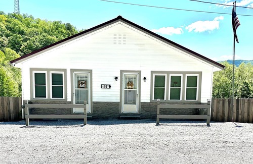 Partridge House | Cozy Bed and Biscuit Inn: Pet-Friendly Retreat Near Parks