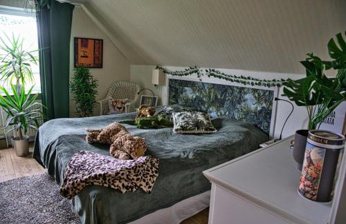 Glemminge House | Cozy Bed and Books at Österlens Gästhärbärge