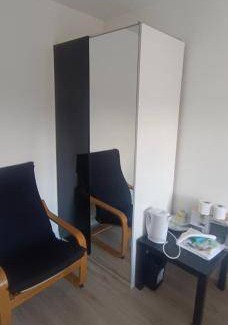 Manchester Bed & Breakfast | Cozy H8 Room 2: Walk to City Centre & Free Parking