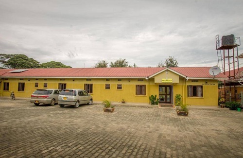 Kasese Bed & Breakfast | Cozy Bed and Breakfast with Pool for 2 Guests