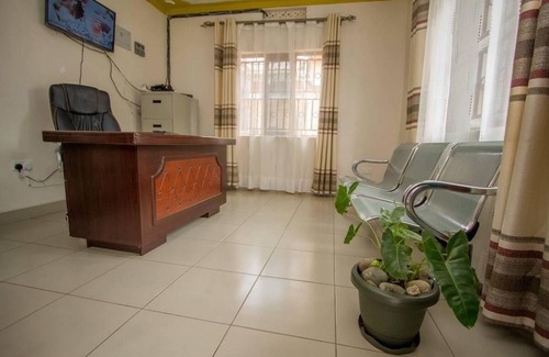 Kasese Bed & Breakfast | Cozy Bed and Breakfast with Pool for 2 Guests