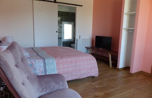 Saint-Loup House | Cozy Bed and Breakfast Au Clair De Loup with Family Amenities