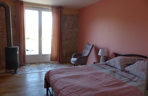 Saint-Loup House | Cozy Bed and Breakfast Au Clair De Loup with Family Amenities
