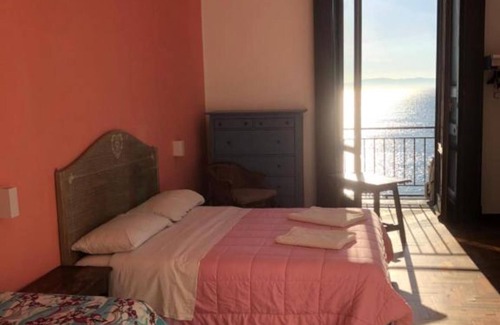 Posillipo Bed & Breakfast | Bed and Breakfast 'Camera La Regina Del Mare' with Balcony, Wi-Fi and Air Conditioning