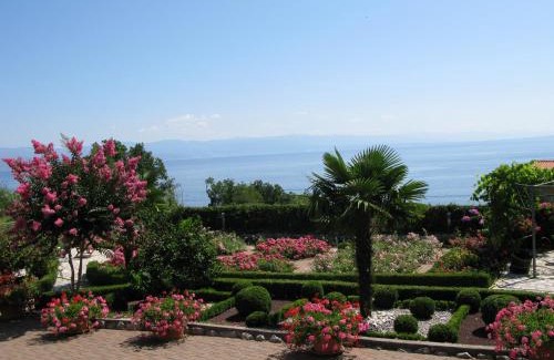 Donji Kraj Bed & Breakfast | Oceanfront Bliss at Villa Iris: Guest Rated 9.7/10