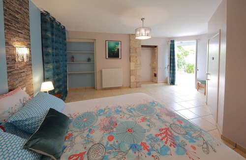 Latille House | Inviting Bed and Breakfast La Loge des Fées with Dining