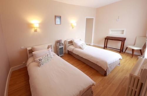 Latille House | Cozy Bed and Breakfast: La Loge des Fées with Family Amenities