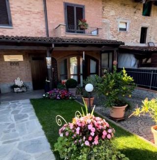 Guarene Bed & Breakfast | Pet-Friendly Bed and Breakfast MADERA with Hot Tub Access