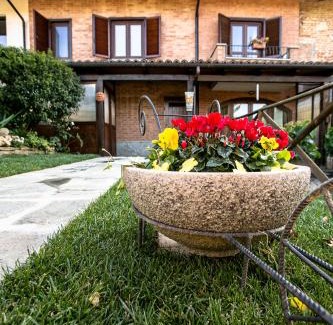 Guarene Bed & Breakfast | Pet-Friendly Bed and Breakfast MADERA with Hot Tub Access
