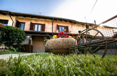 Guarene Bed & Breakfast | Pet-Friendly Bed and Breakfast MADERA with Hot Tub Access