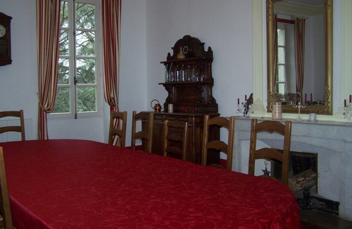Charols House | Cozy Escape at Bed and Breakfast Miel with Pool & Kitchen
