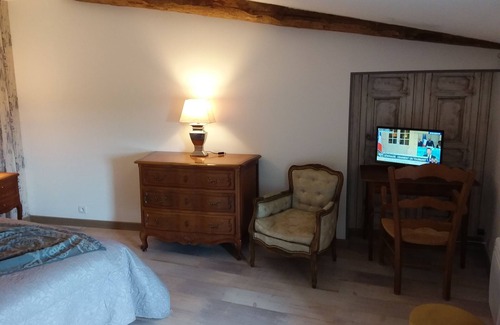 Montmoreau-Saint-Cybard House | Cozy Getaway at Bed and Breakfast 'MONTIS MAURELLI'