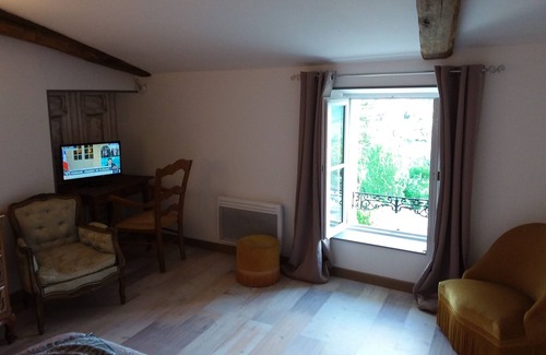 Montmoreau-Saint-Cybard House | Cozy Getaway at Bed and Breakfast 'MONTIS MAURELLI'