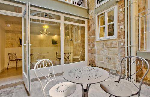 Valletta Bed & Breakfast | Cozy Bed and Breakfast with Kitchen for Two Guests