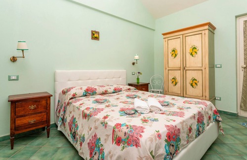 Calatabiano Bed & Breakfast | Bed and Breakfast 'Sole' with Sea View, Shared Pool and Wi-Fi