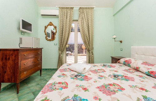 Calatabiano Bed & Breakfast | Bed and Breakfast 'Sole' with Sea View, Shared Pool and Wi-Fi