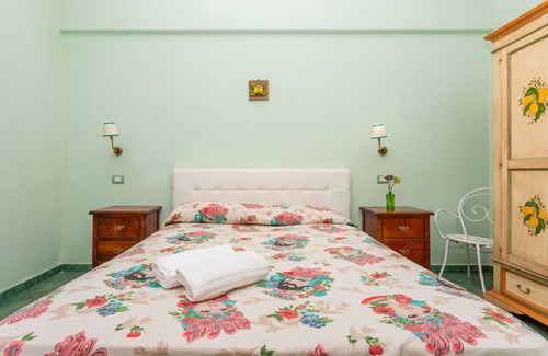 Calatabiano Bed & Breakfast | Bed and Breakfast 'Sole' with Sea View, Shared Pool and Wi-Fi