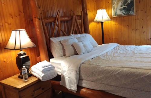 Ludlam Bed & Breakfast | Cozy Retreat with Fresh Breakfast and Scenic Greenery