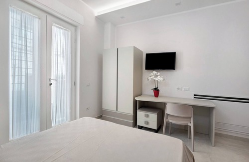 Castellammare di Stabia Bed & Breakfast | Bed and Breakfast 'Stabiae Charm - Encanto' with Balcony, Wi-Fi and Air Conditioning