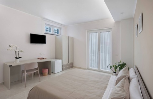 Castellammare di Stabia Bed & Breakfast | Bed and Breakfast 'Stabiae Charm - Prestige Room' with Balcony, Wi-Fi and Air Conditioning