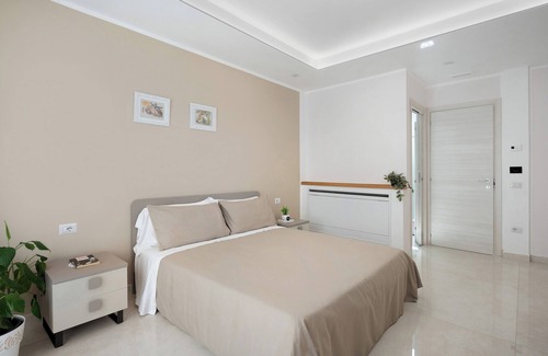 Castellammare di Stabia Bed & Breakfast | Bed and Breakfast 'Stabiae Charm - Prestige Room' with Balcony, Wi-Fi and Air Conditioning