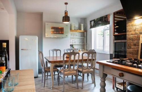 Newark House | Urban Style Newark: Modern One-Bedroom Retreat