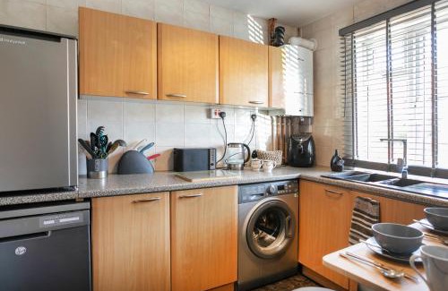 Newark House | Urban Style Newark: Modern One-Bedroom Retreat