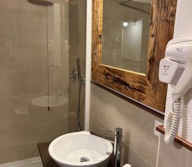 Cornedo Vicentino Bed & Breakfast | Cozy Bed & Breakfast Ai Cracchi with Hot Tub and Dining