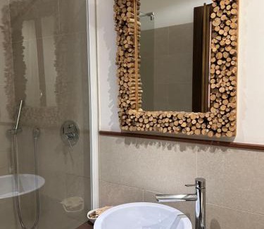 Cornedo Vicentino Bed & Breakfast | Cozy Bed & Breakfast Ai Cracchi with Hot Tub and Dining