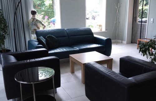 Ezinge Apartment | Charming Bed & Breakfast Appartement 't Haventje Awaits You