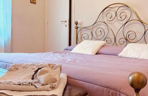 Serravalle Pistoiese Bed & Breakfast | Cozy Bed & Breakfast Benedetta with Hot Tub and Dining